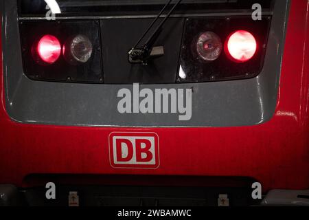 Berlino, Germania. 9 gennaio 2024. Vista delle luci posteriori rosse di un treno alla stazione centrale. La GDL ha chiesto uno sciopero ferroviario della durata di diversi giorni. L'Unione tedesca dei macchinisti (GDL) ha indetto il primo sciopero della durata di diversi giorni nell'attuale disputa salariale con Deutsche Bahn e altre compagnie a partire da metà settimana. Crediti: Joerg Carstensen/dpa/Alamy Live News Foto Stock