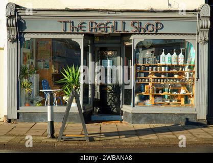 The Refill Shop un negozio di alimenti, ingredienti e prodotti domestici a St Neots, senza rifiuti di plastica. Negozio in vecchio stile davanti. Foto Stock