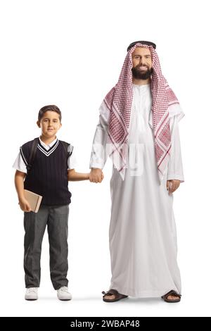 Ritratto completo di un padre arabo saudita che tiene il figlio per mano isolato su sfondo bianco Foto Stock