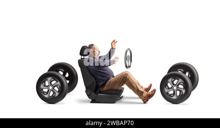 Un uomo scioccato su un seggiolino per auto su quattro ruote isolato su sfondo bianco Foto Stock