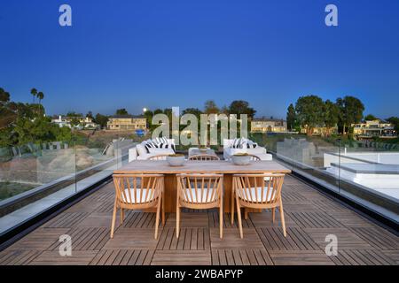 Questa immagine è di un gruppo di amici che si divertono una serata insieme in una lounge all'aperto Foto Stock