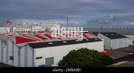 Vista panoramica del cantiere navale nel porto di Saint-Nazaire in Bretagna, Francia Foto Stock