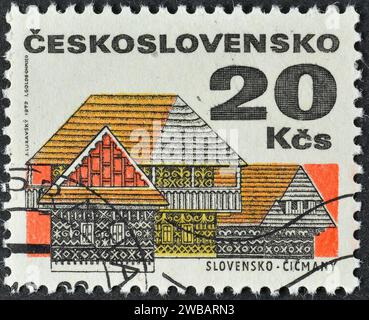 Francobollo annullato stampato dalla Cecoslovacchia, che mostra Slovensko - Čičmany, Folk Architecture, circa 1972. Foto Stock