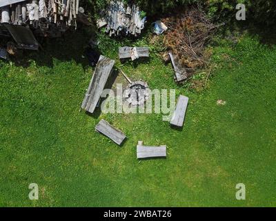 Una fossa solitaria, vista dall'alto, fotografata con un drone Foto Stock