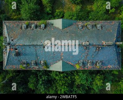 Caserme militari abbandonate, fotografate da un drone mentre la natura la riprende lentamente Foto Stock