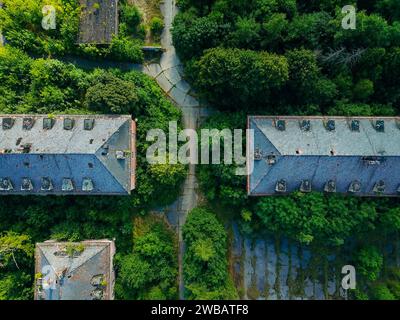 Caserme militari abbandonate, fotografate da un drone mentre la natura la riprende lentamente Foto Stock