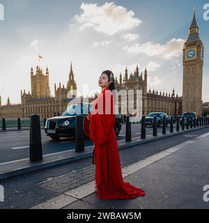 Un modello cinese indossa un tradizionale abito hanfu cinese sul Westminster Bridge a Londra. Foto Stock