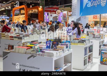 Buenos Aires, Argentina - 9 gennaio 2024: Decine di persone che camminano attraverso la Fiera del Libro di Buenos Aires. Foto Stock