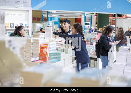 Buenos Aires, Argentina - 9 gennaio 2024: Ragazzi e ragazze alla Fiera del Libro di Buenos Aires. Foto Stock