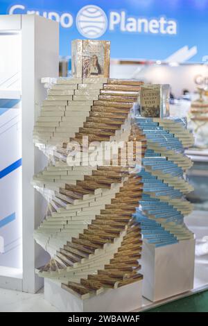 Buenos Aires, Argentina - 9 gennaio 2024: Mostra di libri presso lo stand Grupo Planeta alla fiera del libro di Buenos Aires. Foto Stock