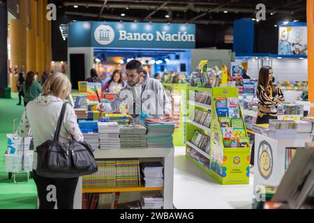 Buenos Aires, Argentina - 9 gennaio 2024: La gente cammina attraverso la Fiera del Libro di Buenos Aires. Foto Stock