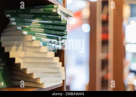 Buenos Aires, Argentina - 9 gennaio 2024: Libri verdi accatastati alla Fiera del Libro di Buenos Aires. Foto Stock