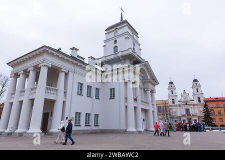 Minsk, Bielorussia - 3 gennaio 2024: I turisti camminano di fronte al municipio di Minsk in una giornata invernale Foto Stock