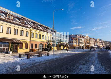 Minsk, Bielorussia - 7 gennaio 2024: Vista sulla via Zybitskaya in una giornata invernale, i turisti camminano per la strada Foto Stock