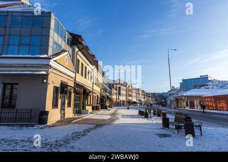 Minsk, Bielorussia - 7 gennaio 2024: Vista sulla strada di Zybitskaya in un giorno d'inverno, la gente cammina per la strada Foto Stock