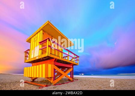 South Beach, Miami, Florida, Stati Uniti d'America lifeguard post al crepuscolo. Foto Stock
