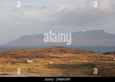 Sanna Bay ad Ardnamurchan, sulla costa occidentale della Scozia, con l'isola di Eigg sullo sfondo. Foto Stock