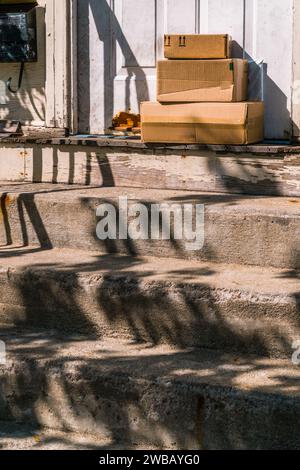 Pacchetti sulla porta d'ingresso di una casa vecchia Foto Stock