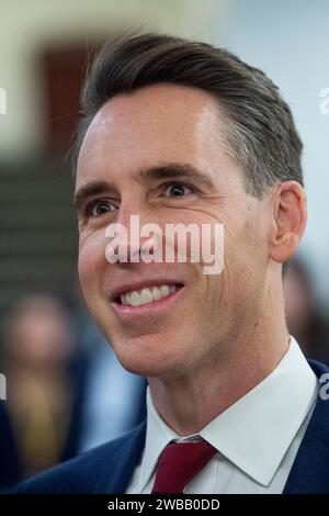 Il senatore degli Stati Uniti Tom Cotton (repubblicano dell'Arkansas) cammina attraverso la metropolitana del Senato durante una votazione al Campidoglio degli Stati Uniti a Washington, DC, martedì 9 gennaio 2024. Credito: Rod Lamkey/CNP /MediaPunch Foto Stock