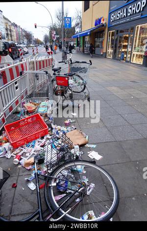 Straßenmüll im Stadtbild - GER, Germany, Deutschland, Berlin, 27.11.2023 - Berlin-Mitte Ortsteil Wedding: Auf dem Gehweg in der Müll entsorgter Müllerstraße. Leider Hat sich in den letzten Jahren Die Unsitte breit gemacht, dass viele Menschen auf diese Art und Weise ihren Abfall und Müll entsorgen. *** Spazzatura stradale nel paesaggio urbano GER, Germania, Deutschland, Berlino, 27 11 2023 Berlin Mitte District spazzatura per matrimoni smaltita sul marciapiede di Müllerstraße purtroppo, negli ultimi anni, la cattiva abitudine si è diffusa che molte persone smaltiscono i loro rifiuti e la spazzatura in questo modo Foto Stock