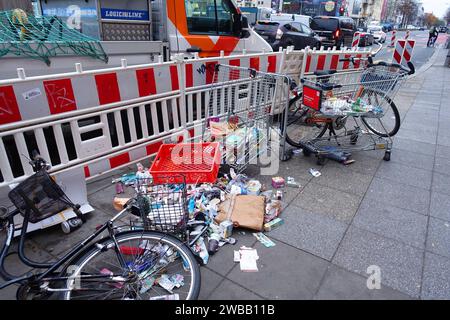 Straßenmüll im Stadtbild - GER, Germany, Deutschland, Berlin, 27.11.2023 - Berlin-Mitte Ortsteil Wedding: Auf dem Gehweg in der Müll entsorgter Müllerstraße. Leider Hat sich in den letzten Jahren Die Unsitte breit gemacht, dass viele Menschen auf diese Art und Weise ihren Abfall und Müll entsorgen. *** Spazzatura stradale nel paesaggio urbano GER, Germania, Deutschland, Berlino, 27 11 2023 Berlin Mitte District spazzatura per matrimoni smaltita sul marciapiede di Müllerstraße purtroppo, negli ultimi anni, la cattiva abitudine si è diffusa che molte persone smaltiscono i loro rifiuti e la spazzatura in questo modo Foto Stock