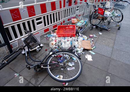 Straßenmüll im Stadtbild - GER, Germany, Deutschland, Berlin, 27.11.2023 - Berlin-Mitte Ortsteil Wedding: Auf dem Gehweg in der Müll entsorgter Müllerstraße. Leider Hat sich in den letzten Jahren Die Unsitte breit gemacht, dass viele Menschen auf diese Art und Weise ihren Abfall und Müll entsorgen. *** Spazzatura stradale nel paesaggio urbano GER, Germania, Deutschland, Berlino, 27 11 2023 Berlin Mitte District spazzatura per matrimoni smaltita sul marciapiede di Müllerstraße purtroppo, negli ultimi anni, la cattiva abitudine si è diffusa che molte persone smaltiscono i loro rifiuti e la spazzatura in questo modo Foto Stock