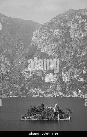 Piccola isola nel lago d'Iseo in Italia in bianco e nero Foto Stock