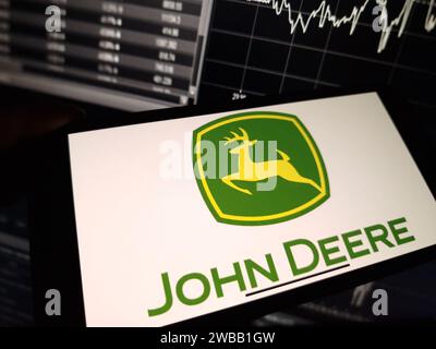 Konskie, Polonia - 7 gennaio 2024: Logo Deere e azienda visualizzato sullo schermo del telefono cellulare Foto Stock