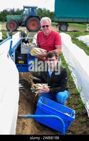 Spargelbauer Mönich 24.05.2022 Griesheim die Menschen kaufen weniger Spargel. Besuch beim Spargelhof Mönich. Im Bild: Spargelfeld mit Folie überdeckt l-r Tarik Mönich 31 und Papa Bodo Mönich 63. Griesheim Griesheim Hessen Germania *** Asparagus Farmer Mönich 24 05 2022 Griesheim People are buying less asparagi Visit to the Mönich asparagi farm in picture Asparagus Field covered with foil l r Tarik Mönich 31 and dad Bodo Mönich 63 Griesheim Griesheim Hessen Germany Foto Stock