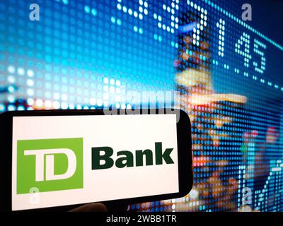 Konskie, Polonia - 7 gennaio 2024: Logo aziendale Toronto Dominion Bank visualizzato sullo schermo del telefono cellulare Foto Stock