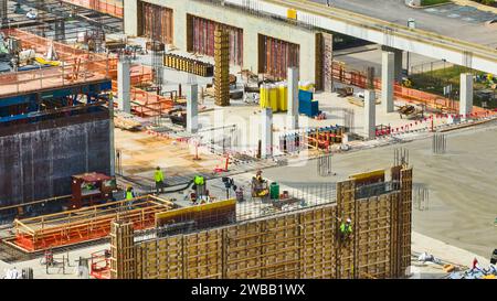 Veduta aerea dell'affollato cantiere edile con i lavoratori di Indianapolis Foto Stock