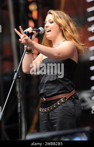 Milano Italia 2009-06-21: Noemi, cantante italiana, si esibisce al concerto di beneficenza dal vivo "amiche per l'Abruzzo", per il terremoto in Abruzzo allo Stadio San Siro Foto Stock