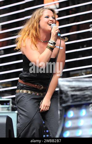 Milano Italia 2009-06-21: Noemi, cantante italiana, si esibisce al concerto di beneficenza dal vivo "amiche per l'Abruzzo", per il terremoto in Abruzzo allo Stadio San Siro Foto Stock