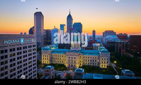 Skyline aereo al crepuscolo di Indianapolis con l'Indiana State House Foto Stock