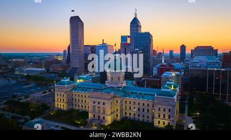 Paesaggio urbano al crepuscolo con la storica cupola e i grattacieli, Indianapolis Foto Stock