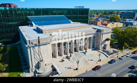 Vista aerea della biblioteca neoclassica e della piazza moderna di Indianapolis Foto Stock