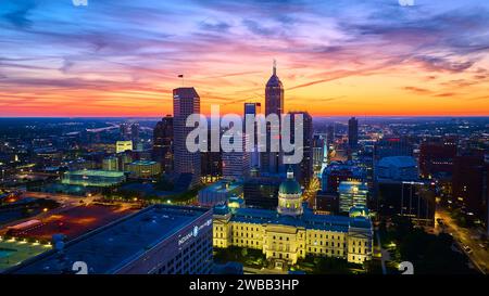 Paesaggio urbano al crepuscolo con l'edificio classico della cupola e grattacieli Foto Stock