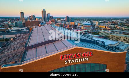 Aerial Golden Hour al Lucas Oil Stadium, paesaggio urbano di Indianapolis Foto Stock
