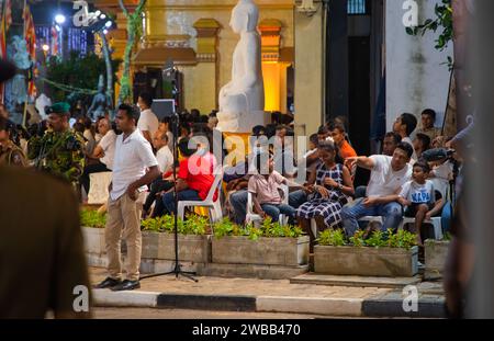 Colombo, Sri Lanka. 6 febbraio 2023. Una grandiosa processione festosa di artisti in costumi nazionali, elefanti piumati e persone religiose a Colombo Foto Stock