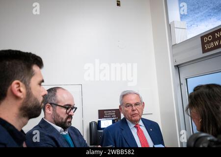 Washington, Vereinigte Staaten. 9 gennaio 2024. Il senatore degli Stati Uniti Bob Menendez (democratico del New Jersey) parla con i giornalisti in attesa di un treno nella metropolitana del Senato durante una votazione al Campidoglio degli Stati Uniti a Washington, DC, martedì 9 gennaio 2024. Credito: Rod Lamkey/CNP/dpa/Alamy Live News Foto Stock