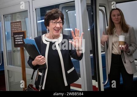 Washington, Vereinigte Staaten. 9 gennaio 2024. La senatrice degli Stati Uniti Susan Collins (repubblicana del Maine) cammina attraverso la metropolitana del Senato durante una votazione al Campidoglio degli Stati Uniti a Washington, DC, martedì 9 gennaio 2024. Credito: Rod Lamkey/CNP/dpa/Alamy Live News Foto Stock