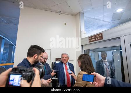 Washington, Vereinigte Staaten. 9 gennaio 2024. Il senatore degli Stati Uniti Bob Menendez (democratico del New Jersey) parla con i giornalisti in attesa di un treno nella metropolitana del Senato durante una votazione al Campidoglio degli Stati Uniti a Washington, DC, martedì 9 gennaio 2024. Credito: Rod Lamkey/CNP/dpa/Alamy Live News Foto Stock