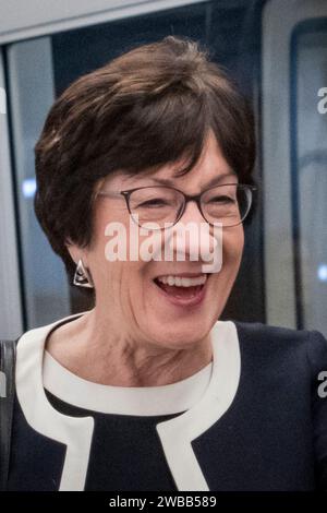 Washington, Vereinigte Staaten. 9 gennaio 2024. La senatrice degli Stati Uniti Susan Collins (repubblicana del Maine) cammina attraverso la metropolitana del Senato durante una votazione al Campidoglio degli Stati Uniti a Washington, DC, martedì 9 gennaio 2024. Credito: Rod Lamkey/CNP/dpa/Alamy Live News Foto Stock