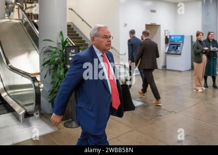 Washington, Vereinigte Staaten. 9 gennaio 2024. Il senatore degli Stati Uniti Bob Menendez (democratico del New Jersey) cammina attraverso la metropolitana del Senato durante una votazione al Campidoglio degli Stati Uniti a Washington, DC, martedì 9 gennaio 2024. Credito: Rod Lamkey/CNP/dpa/Alamy Live News Foto Stock