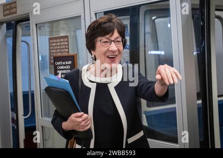 Washington, Vereinigte Staaten. 9 gennaio 2024. La senatrice degli Stati Uniti Susan Collins (repubblicana del Maine) cammina attraverso la metropolitana del Senato durante una votazione al Campidoglio degli Stati Uniti a Washington, DC, martedì 9 gennaio 2024. Credito: Rod Lamkey/CNP/dpa/Alamy Live News Foto Stock