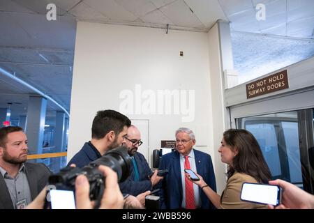 Washington, Vereinigte Staaten. 9 gennaio 2024. Il senatore degli Stati Uniti Bob Menendez (democratico del New Jersey) parla con i giornalisti in attesa di un treno nella metropolitana del Senato durante una votazione al Campidoglio degli Stati Uniti a Washington, DC, martedì 9 gennaio 2024. Credito: Rod Lamkey/CNP/dpa/Alamy Live News Foto Stock