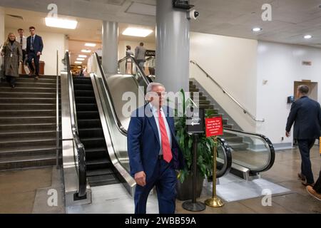 Washington, Vereinigte Staaten. 9 gennaio 2024. Il senatore degli Stati Uniti Bob Menendez (democratico del New Jersey) cammina attraverso la metropolitana del Senato durante una votazione al Campidoglio degli Stati Uniti a Washington, DC, martedì 9 gennaio 2024. Credito: Rod Lamkey/CNP/dpa/Alamy Live News Foto Stock