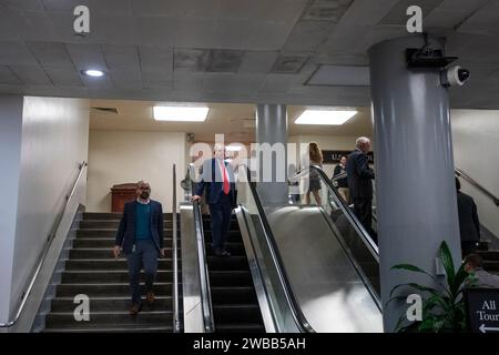 Washington, Vereinigte Staaten. 9 gennaio 2024. Il senatore degli Stati Uniti Bob Menendez (democratico del New Jersey) cammina attraverso la metropolitana del Senato durante una votazione al Campidoglio degli Stati Uniti a Washington, DC, martedì 9 gennaio 2024. Credito: Rod Lamkey/CNP/dpa/Alamy Live News Foto Stock