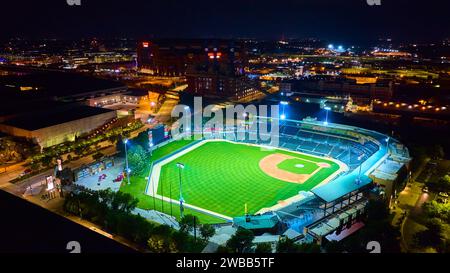 Aerial Nighttime Baseball Stadium e Cityscape Foto Stock