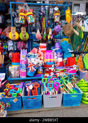 Scopri i giocattoli colorati per bambini, sabbia e spiaggia Foto Stock